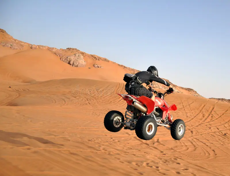quad-bike-jumping-desert-14120995